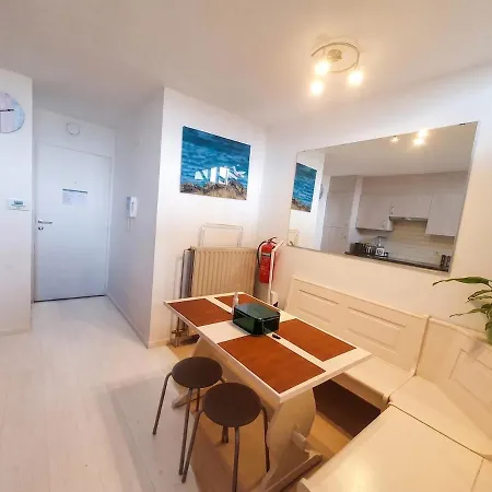 公寓 Cozy Duplex, Ps5, Train Station Within Walking Distance & Marina *
