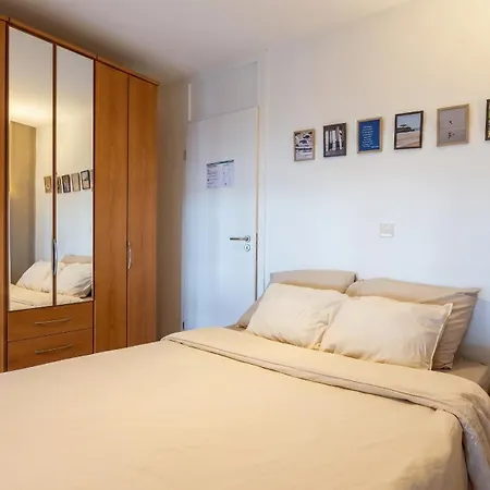 Cozy Duplex, Ps5, Train Station Within Walking Distance & Marina Apartment