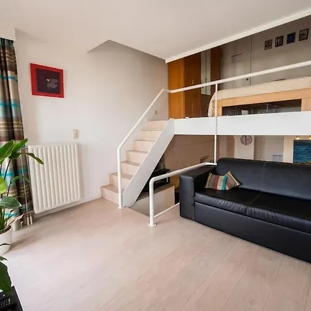 Cozy Duplex, Ps5, Train Station Within Walking Distance & Marina Apartment *