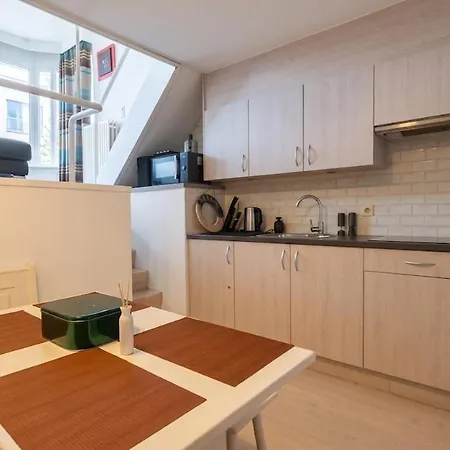 Cozy Duplex, Ps5, Train Station Within Walking Distance & Marina Apartment