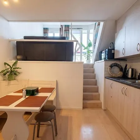 Cozy Duplex, Ps5, Train Station Within Walking Distance & Marina Apartment