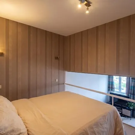 Cozy Duplex, Ps5, Train Station Within Walking Distance & Marina Apartment
