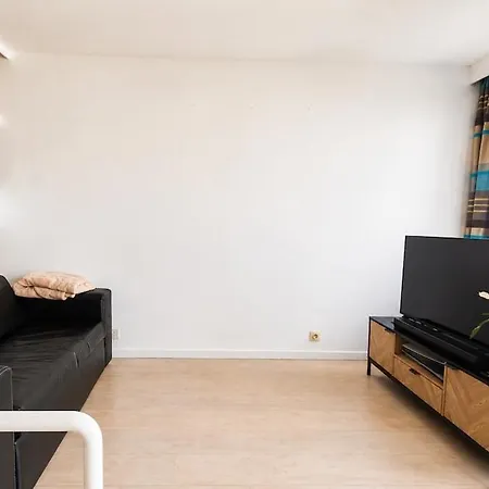 Cozy Duplex, Ps5, Train Station Within Walking Distance & Marina